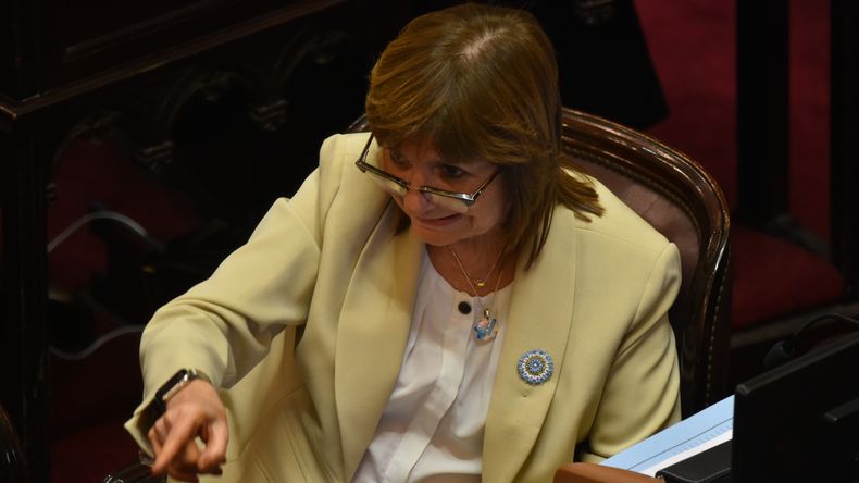 Patricia Bullrich negocia pliegos de la Justicia y se niega a retirar el de Michelli. 