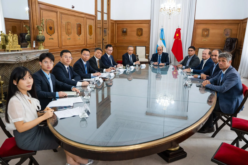 Guillermo Francos recibió al gobernador de Santa Cruz y a ejecutivos de una empresa china.