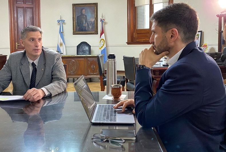 El gobernador Maximiliano Pullaro junto al ministro de Economía de Santa Fe Pablo Olivares.
