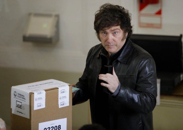 Javier Milei votando