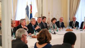 Fernández, en París: “Con Macri vivimos un 2001 por goteo”