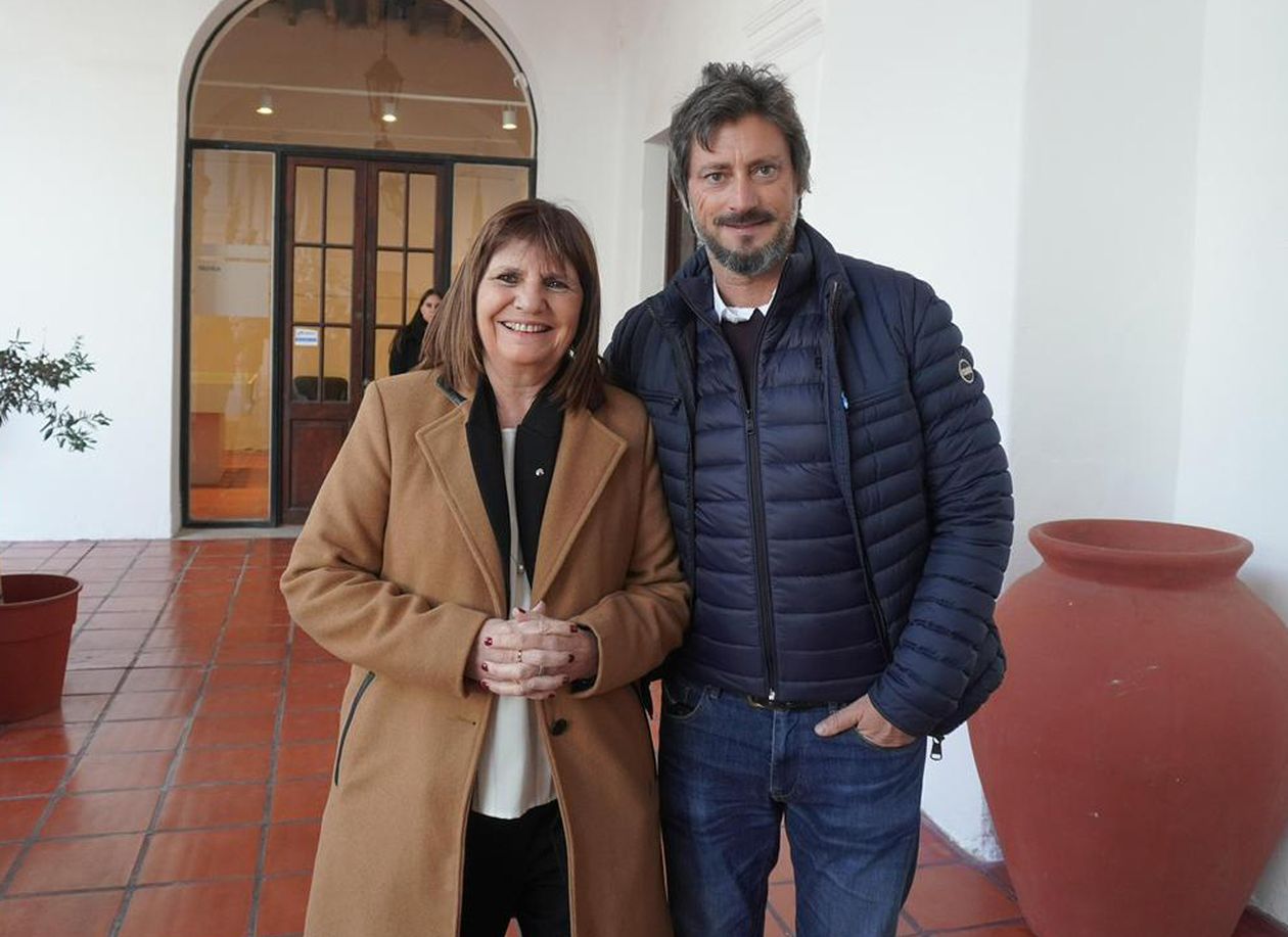 Patricia Bullrich se abraza a Martín El Facha Matzkin, su mano derecha llegada desde La Pampa, en uno de los viajes de rosca política.