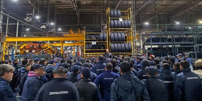 Asamblea de trabajadores en el primer año de Javier Milei