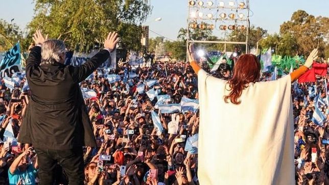 la unidad y los fernandez volvieron a la calle que le habian cedido a macri