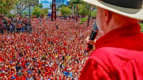 Luiz Inácio Lula da Silva frente a una multitud en Fortaleza, en el tramo final de la campaña en Brasil (foto: Ricardo Stuckert).