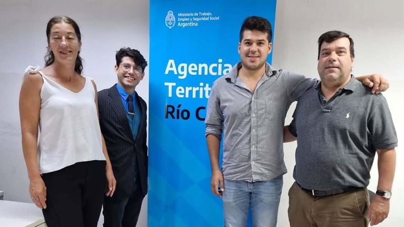 Santiago Pinasco (derecha) en una actividad protocolar en la agencia que conducía hasta la semana pasada.