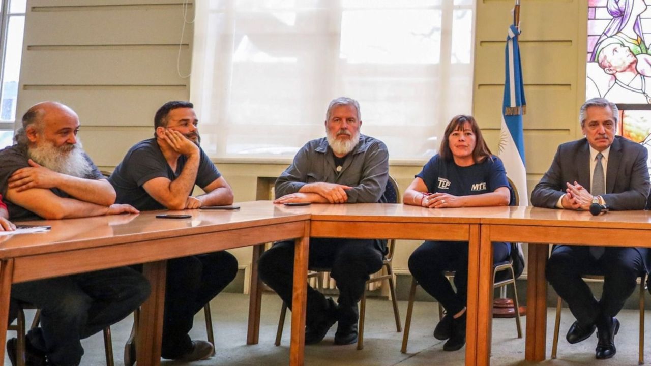 La crisis agita la tensión a tres bandas con las organizaciones sociales