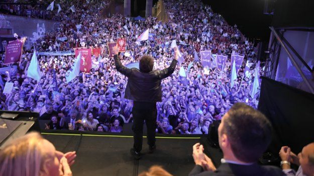 Con el manual de 2023, Javier Milei cerró la campaña y pidió defender el camino recorrido