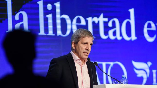 Toto Caputo le apunta al FMI y se tira a la pileta