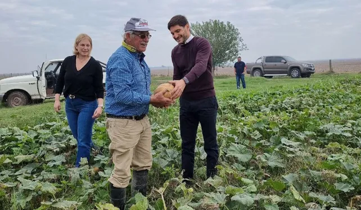 Pullaro y su compañera de fórmula Gisela Scaglia visitante productor horticultor.