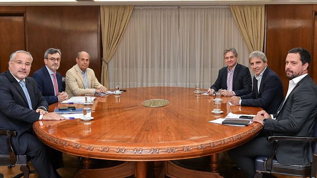 Toto Caputo y Martín Rappallini, titular de la UIA, en el Ministerio de Economía con otros dirigentes de la industria y funcionarios de Palacio de Hacienda.