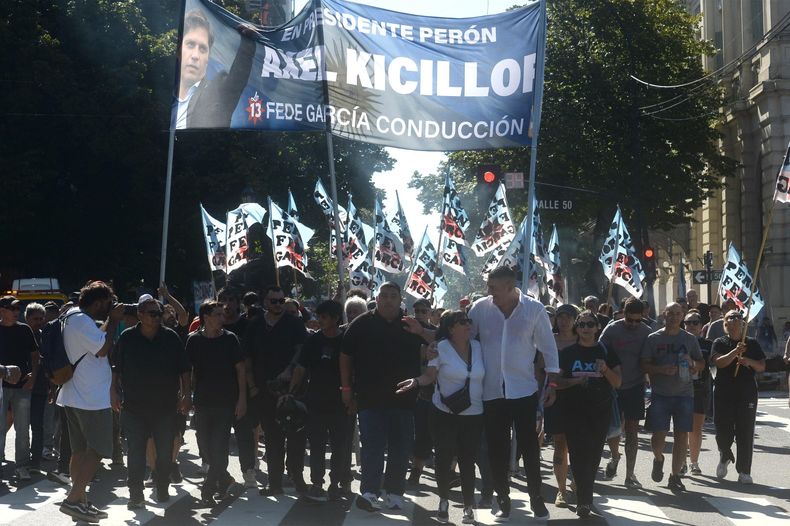 Una columna que llegó para escuchar a Axel Kicillof.&nbsp;