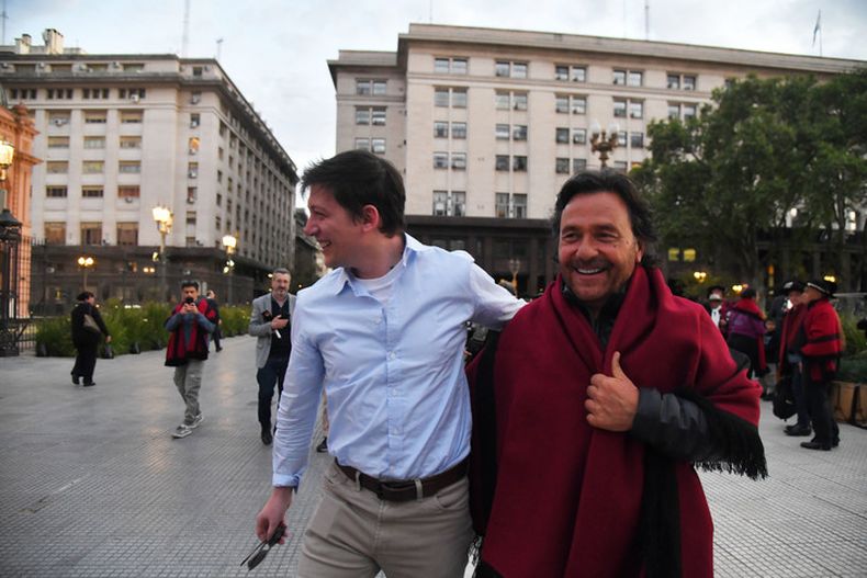 Gustavo Sáenz se cruzó con Santiago Caputo a la entrada de la Casa Rosada durante su pintoresca protesta para visibilizar al Norte olvidado.