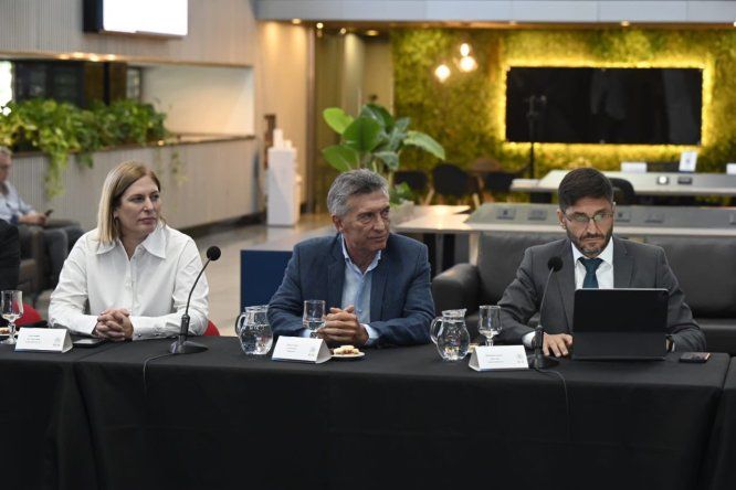 Gisela Scaglia, Mauricio Macri y Maximiliano Pullaro.