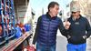El precandidato a gobernador Santilli reparte bidones de agua en Berazategui.