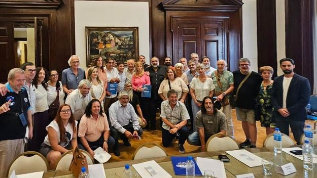 Axel Kicillof junto a integrantes de las dos CTA