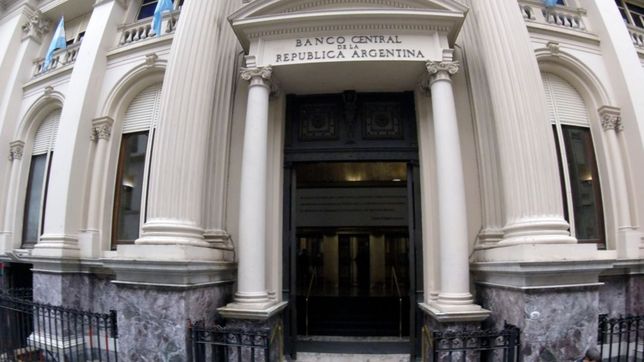 los argentinos sacaron casi 10.000 millones de dolares de los bancos