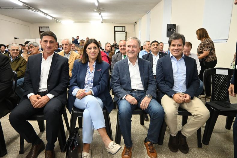 Juan Schiaretti junto a la socialista Clara García y Facundo Manes en Santa Fe