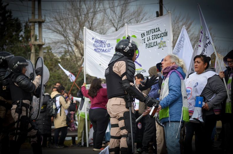 Los docentes organizados de Río Negro durante una protesta reciente en la ruta nacional 22.