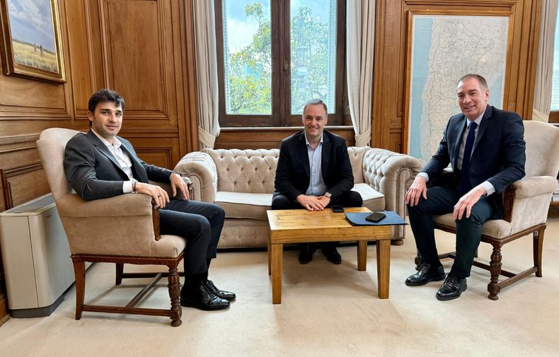 Diego Santilli y Manuel Adorni, junto a Ignacio Torres.