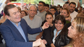 Gerardo Zamora y Emilio Neder con la militancia peronista en el Congreso del PJ de Santiago del Estero.&nbsp;