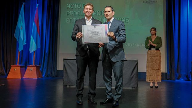 Sebastián Macias el día que recibió su diploma como legisaldor electo en Misiones. 