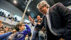 Fernández cierra en Mar del Plata replicando la foto de la unidad