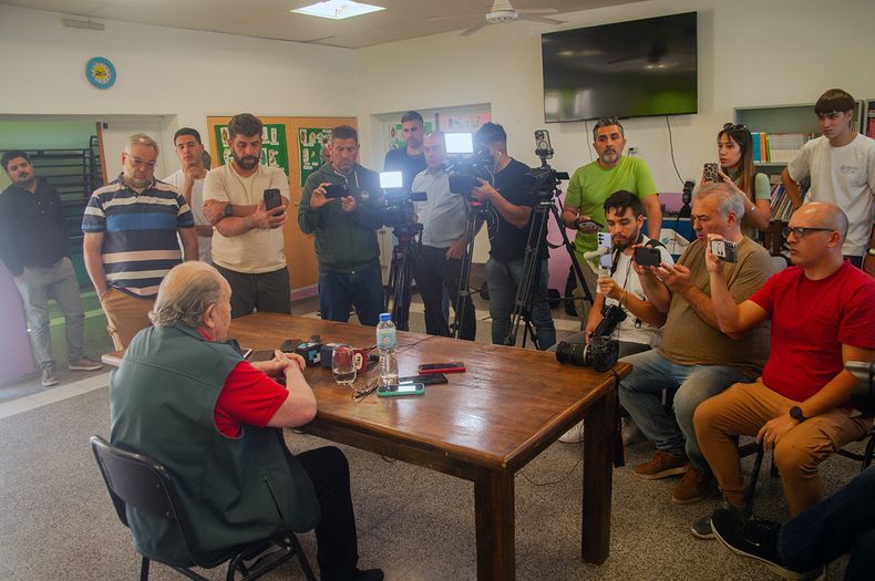 Domingo de elecciones, diez y media de la mañana: un aula de la escuela de votación se destina a la conferencia de prensa de Carlos Verna, que en la foto está de espaldas. FOTO: www.radiokermes.com