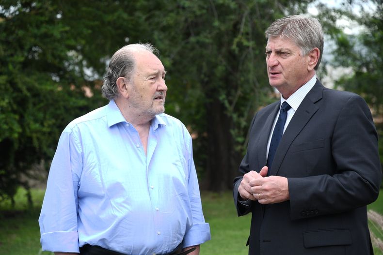 Amigos-enemigos íntimos: el gobernador de La Pampa&nbsp;&nbsp;Sergio Ziliotto y su antecesor Carlos Verna, líderes de la mayoritaria Línea Plural, tienen una relación compleja, con abrazos de ocasión, tragos amargos y chicanas.