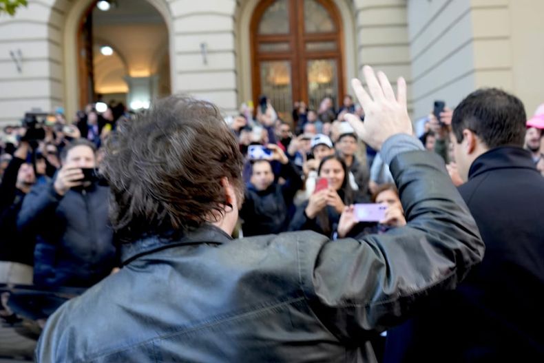 Milei llega a votar y saluda a la multitud.
