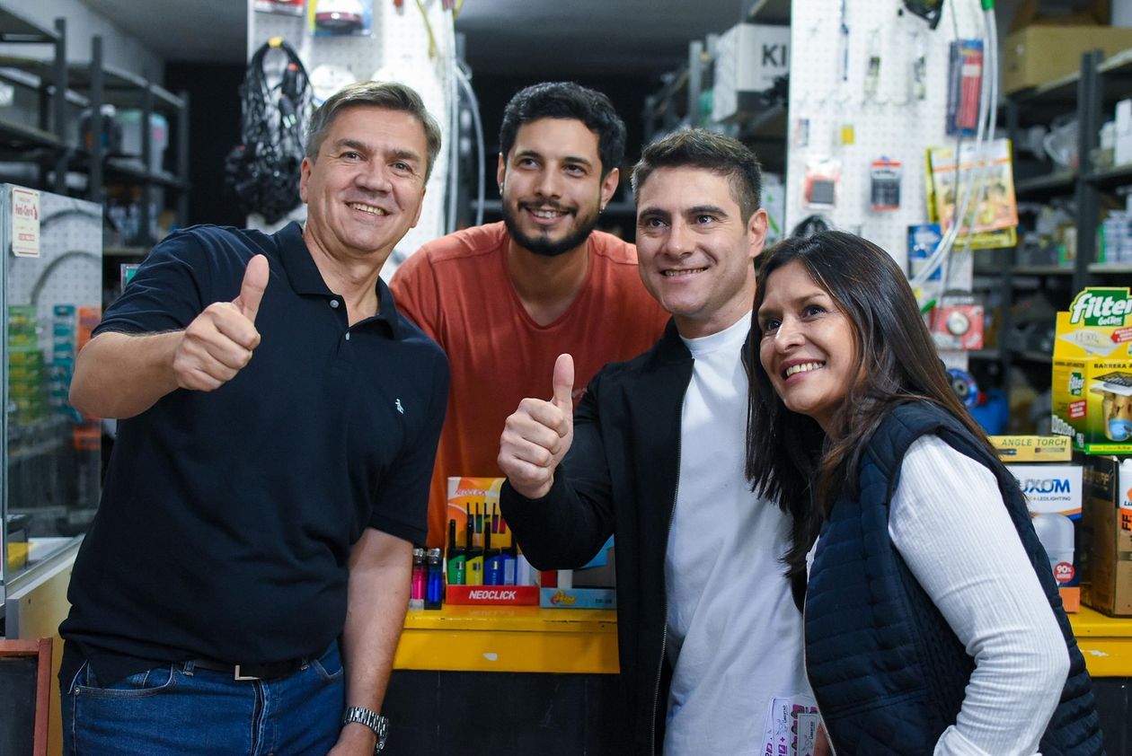 Leandro Zdero, gobernador de Chaco y jefe de&nbsp; la campaña: pulgar arriba como Milei junto a Julio Ferro y Susana Maggio, sus postulantes para la Legislatura.