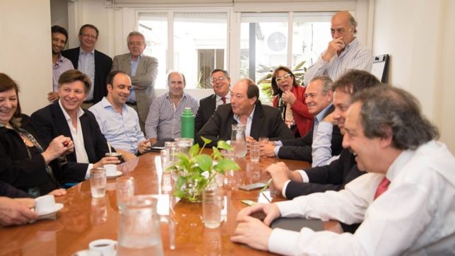 sanz se pone el traje de lider y convoca a los ganadores en buenos aires