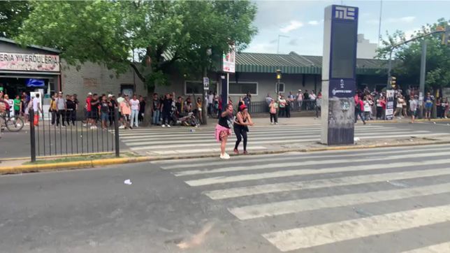 tension en ezeiza: piedrazos entre militantes de milei y de massa