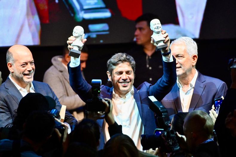 Axel Kicillof con estatuillas de Pern y Evita