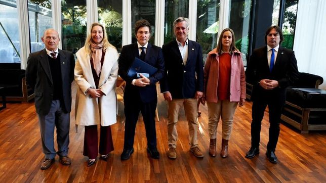Javier Milei y la mesa de enlace en La Rural.