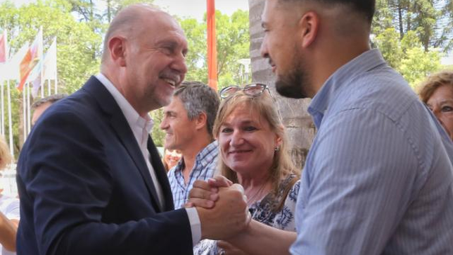 El presidente comunal de Cafferata Joan Stramessi y el gobernador Perotti.