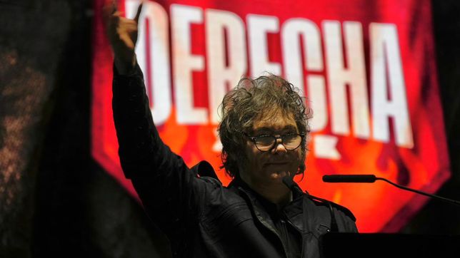 Javier Milei, de campaña por su reelección en la oscuridad del Derecha Fest.