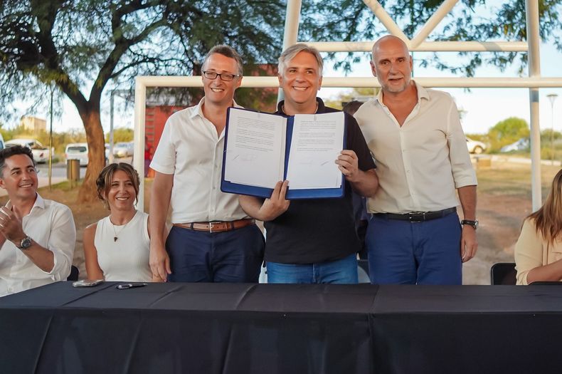 El gobernador Martín Llaryora anunciando la duplicación de calzada de la avenida Luchesse, en Villa Allende.