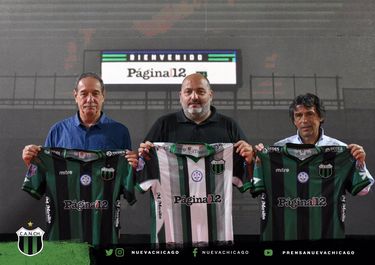 Ricardo Badía, Hugo Bellon y Miguel González exhiben la camiseta de Nueva Chicago con la publicidad de Página 12