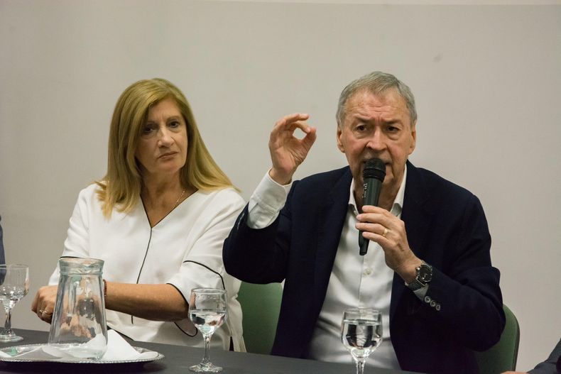 Juan Schiaretti y la intendenta de&nbsp;Paraná, Rosario Romero, exponiendo en la Universidad de Entre Ríos.