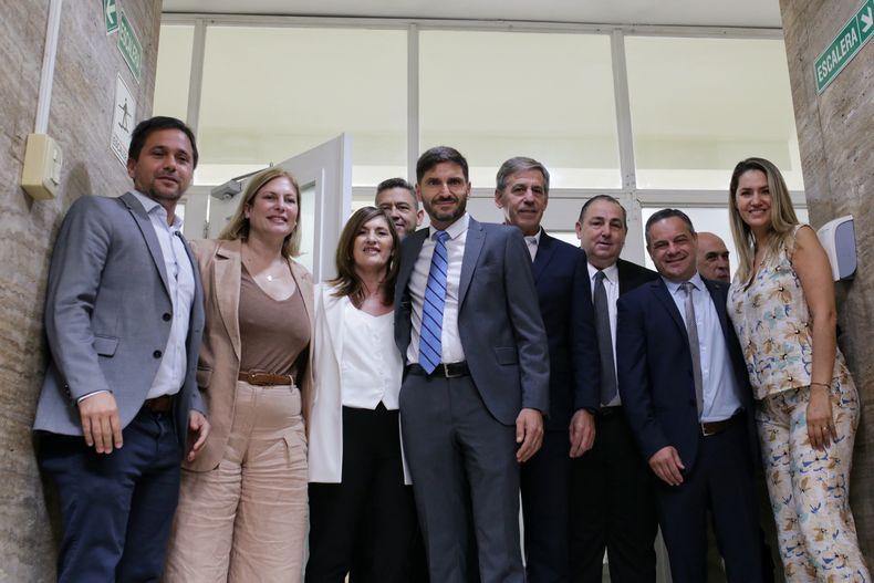 La previa. Antes del traspaso de mando entre los intendentes, hubo fotos con la dupla para la gobernación. 