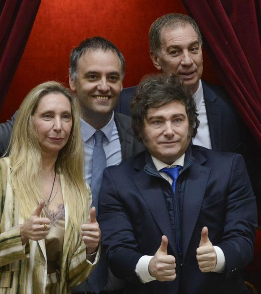Javier y Karina Miei, con Manuel Adorni y su sucesor, Diego Santilli, en el Congreso.&nbsp;