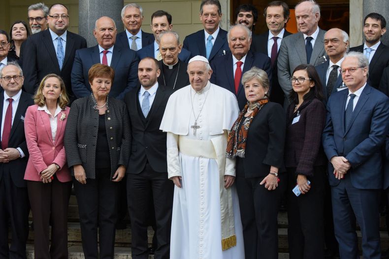 El papa Francisco con algunos miembros de la legión argentina que asesoran a León XIV