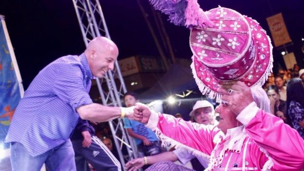 El carnaval se metió en la agenda y le puso color a la campaña