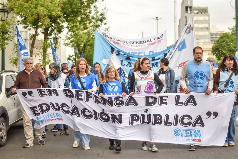 El gremio que agrupa a la mayoría de la docencia de La Pampa, en la calle y otra vez en paro. Escala el enfrentamiento con el gobierno. FOTO: www.radiokermes.com
