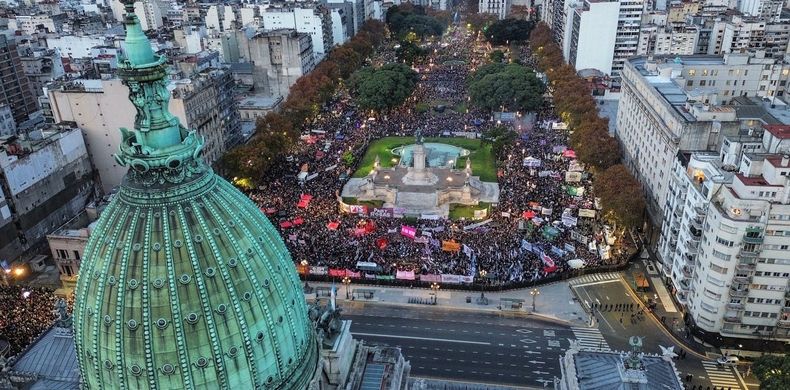 Ni una menos: una multitud marchó en Buenos Aires contra la violencia machista y el discurso misógino de gobierno de Javier Milei. Ni una menos: una multitud marchó en Buenos Aires contra la violencia machista y el discurso misógino de gobierno de Javier Milei.