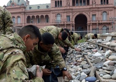 Efecto Scaloneta: el Gobierno retiró de Plaza de Mayo las piedras de la memoria por las víctimas de covid