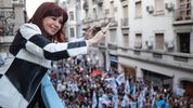 Cristina Fernández de Kirchner en el balcón del Instituto Patria.&nbsp;