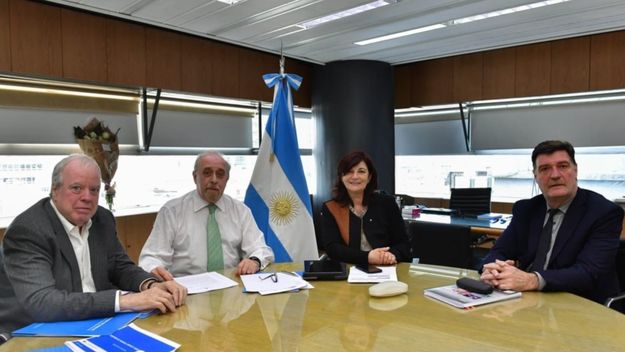 En su primera reunión como ministra, Olmos ratificó el equipo de Trabajo