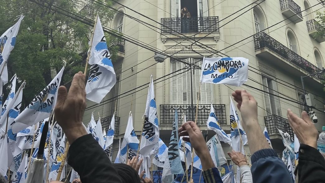 La Cámpora movilizó a la casa de Cristina Kirchner en el Día de la Lealtad Peronista y clamó por una candidatura de la exmandataria